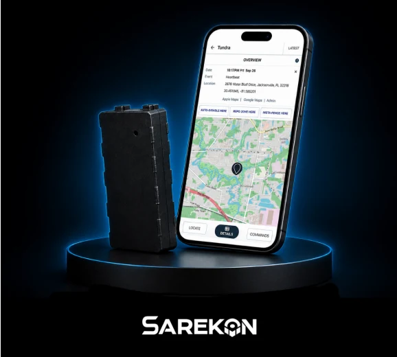 Sarekon GPS tracking device next to a smartphone showing the tracking app
